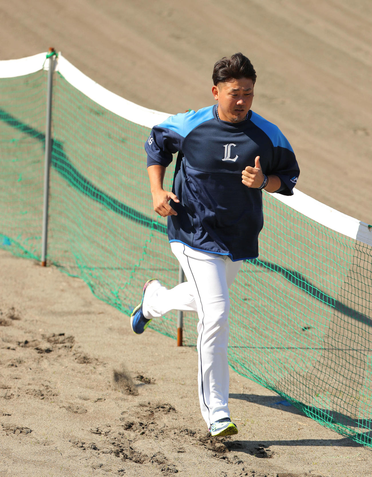 インターバルダッシュをする西武松坂（撮影・河田真司）
