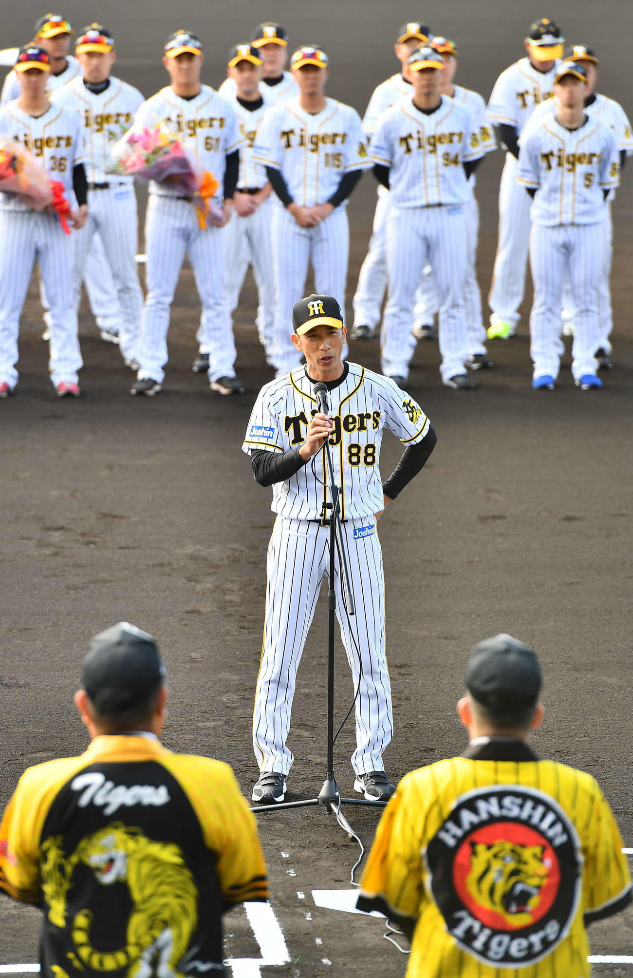 開花セレモニーであいさつする矢野燿大監督（撮影・上田博志）