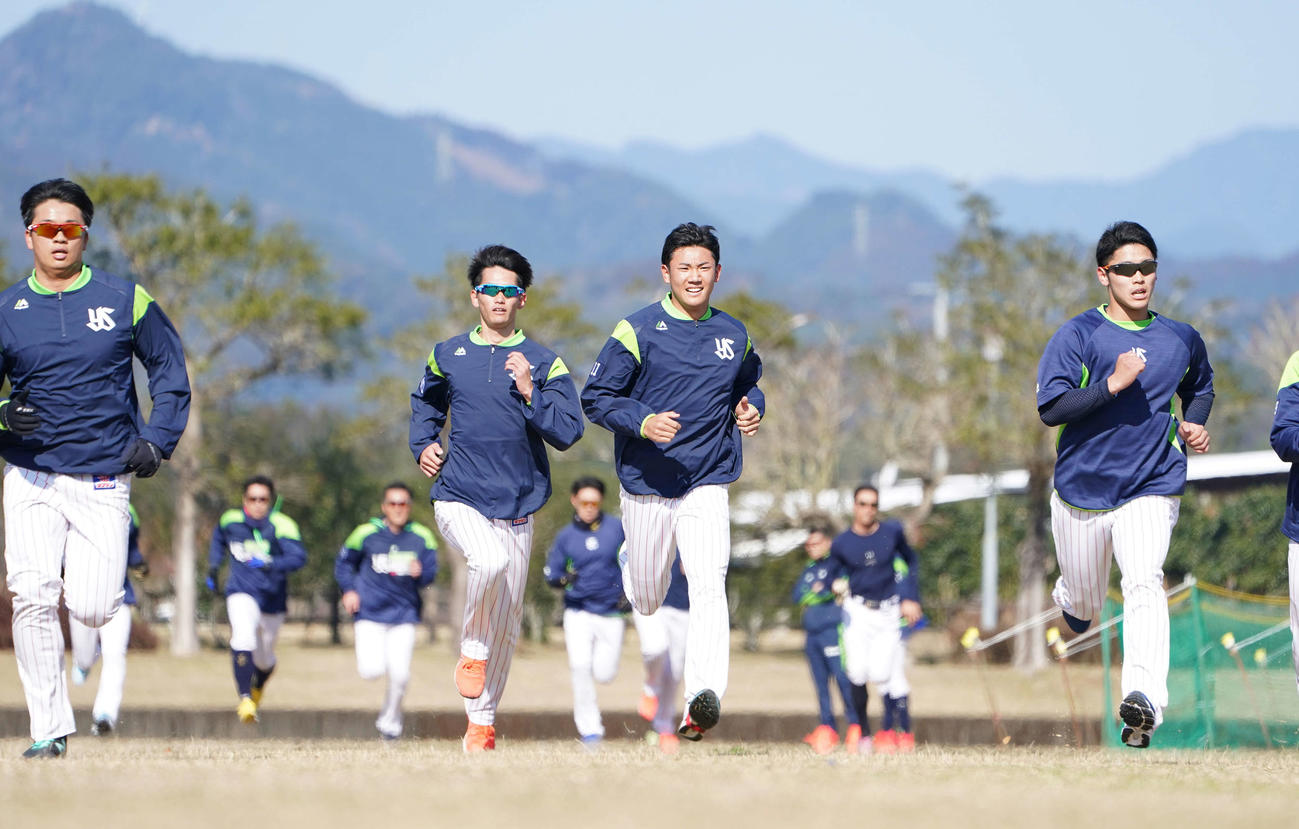 ランニングするヤクルト奥川（中央）（撮影・鈴木みどり）