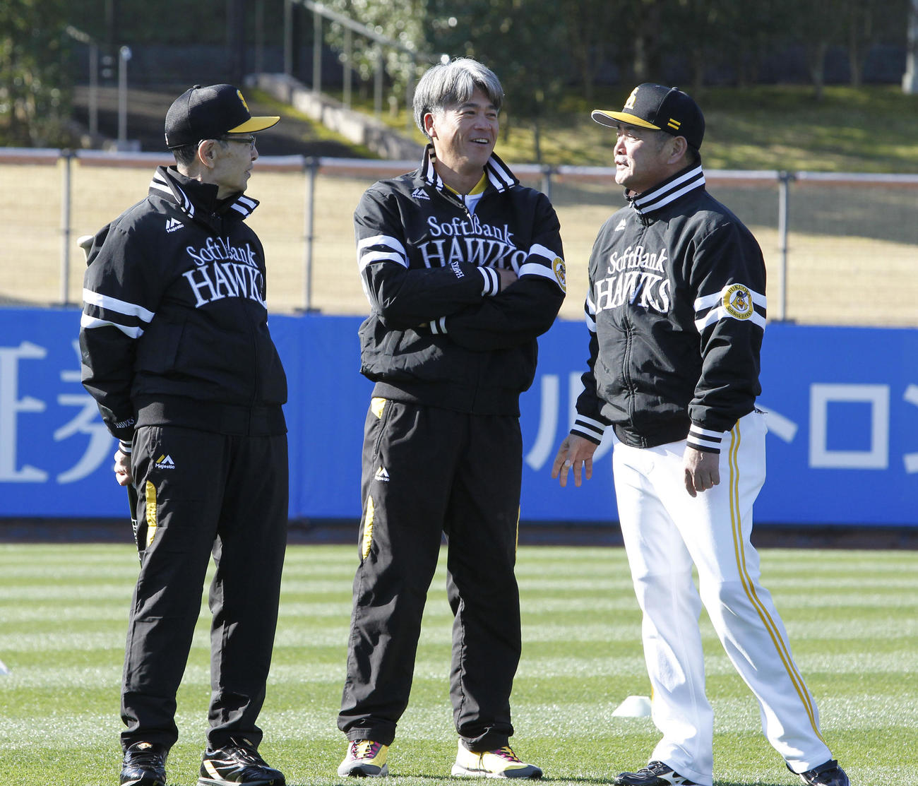 練習前の円陣で、談笑する左から王球団会長、城島球団会長付特別アドバイザー、工藤監督（撮影・菊川光一）
