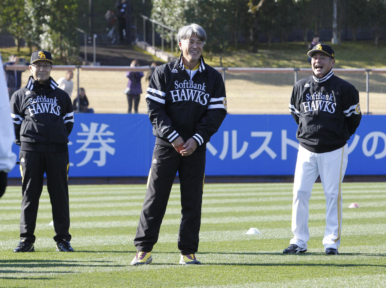 練習前の円陣で、あいさつする城島球団会長付特別アドバイザー。左は王球団会長、右は工藤監督（撮影・菊川光一）