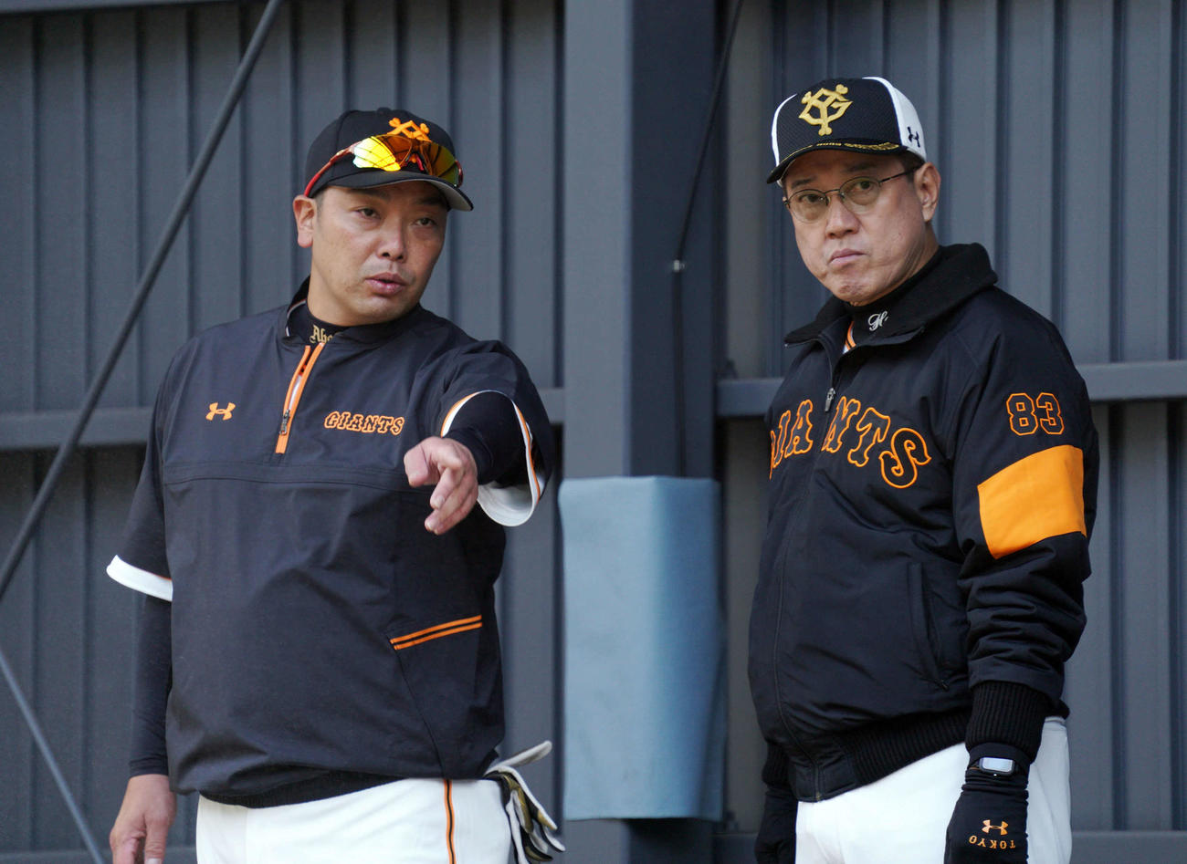 ブルペンで投手陣の投球を見つめる巨人原監督（右）と阿部二軍監督（撮影・加藤諒）