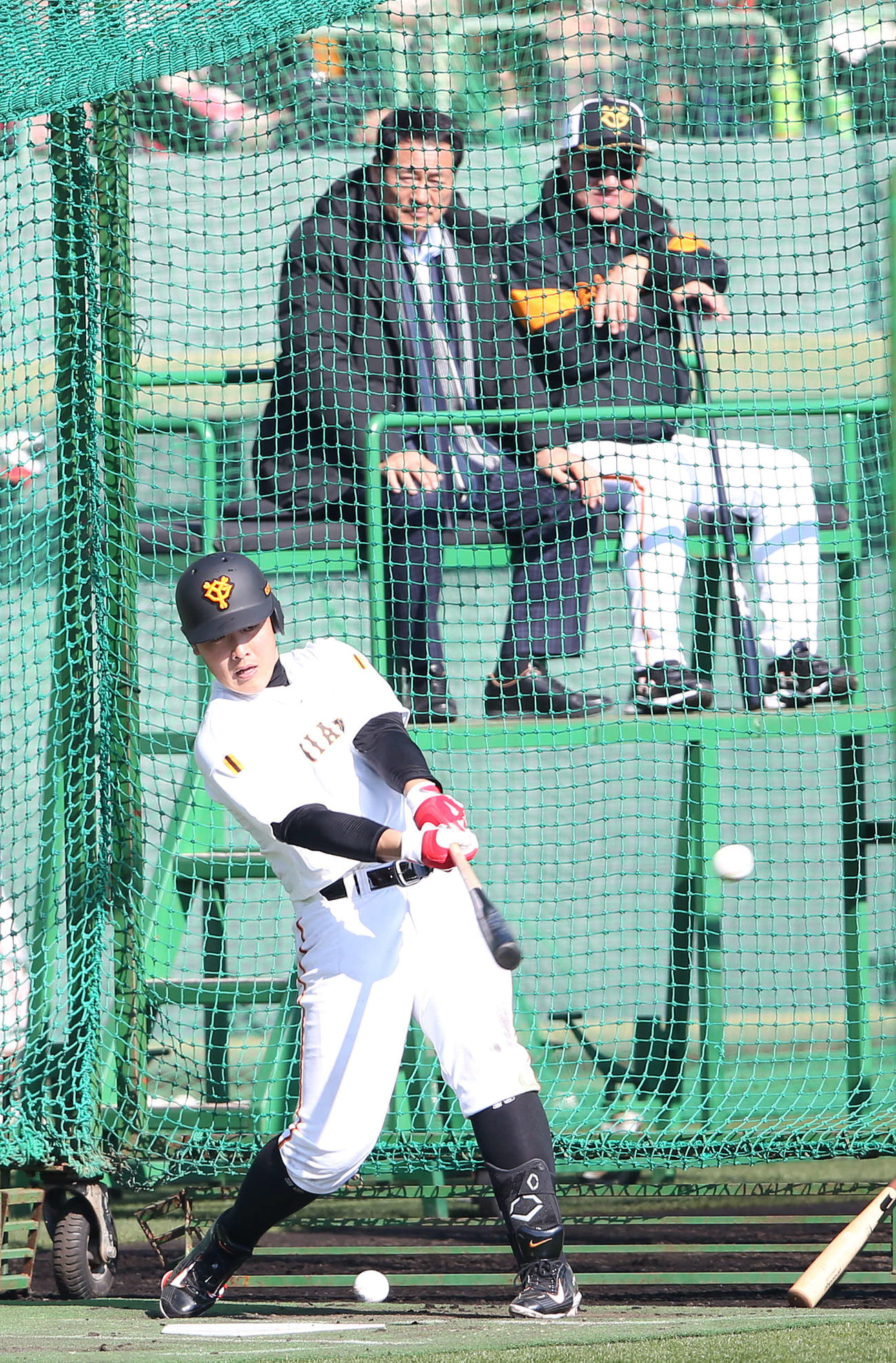 打撃練習を行う巨人岡本（手前）。後方右から原監督、中畑氏（撮影・河野匠）