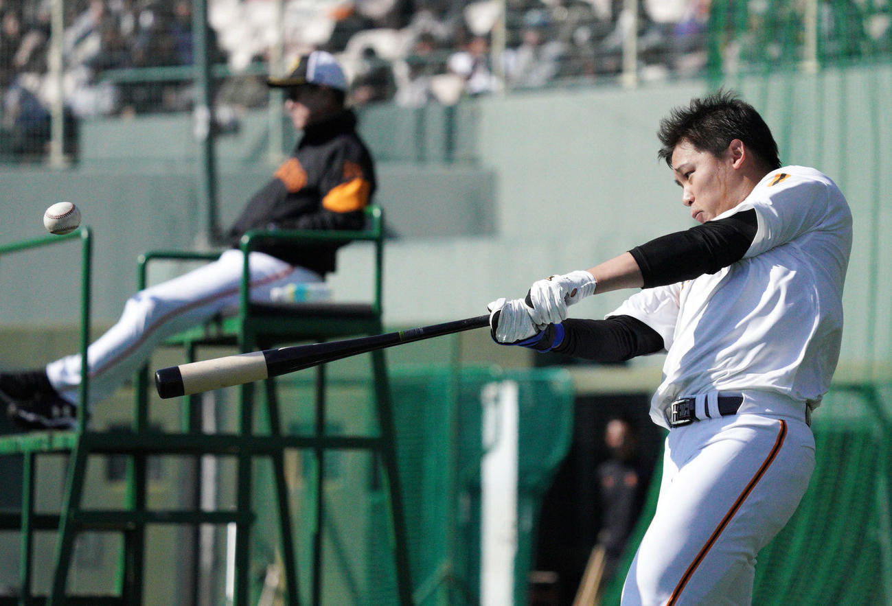 原監督（奥）に届け！とばかりにバットを振り込む巨人石川（撮影・加藤諒）