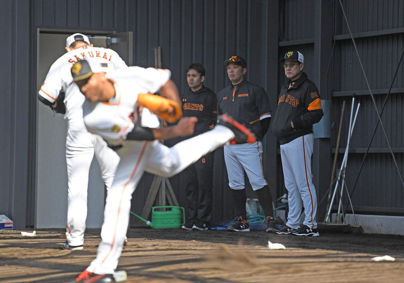 ブルペンで投球するサンチェスを見つめる巨人原監督（右）と阿部二軍監督（右から2人目）（撮影・加藤諒）