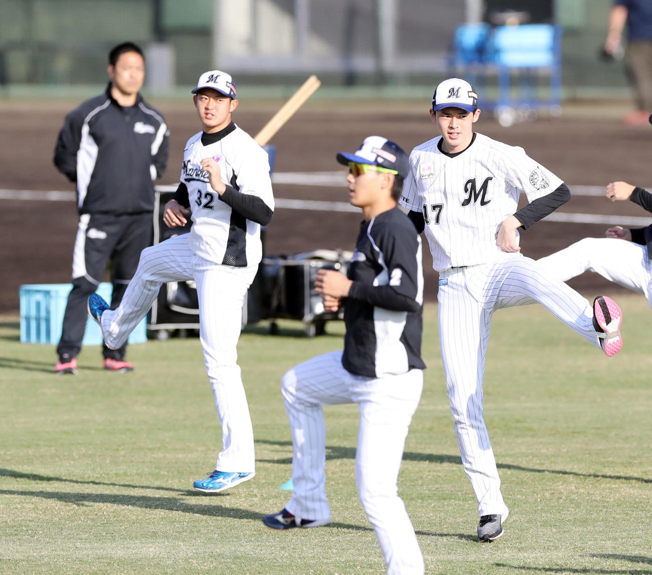並んでウオーミングアップするロッテ佐々木朗（右）と佐藤（左から2人目）（撮影・垰建太）