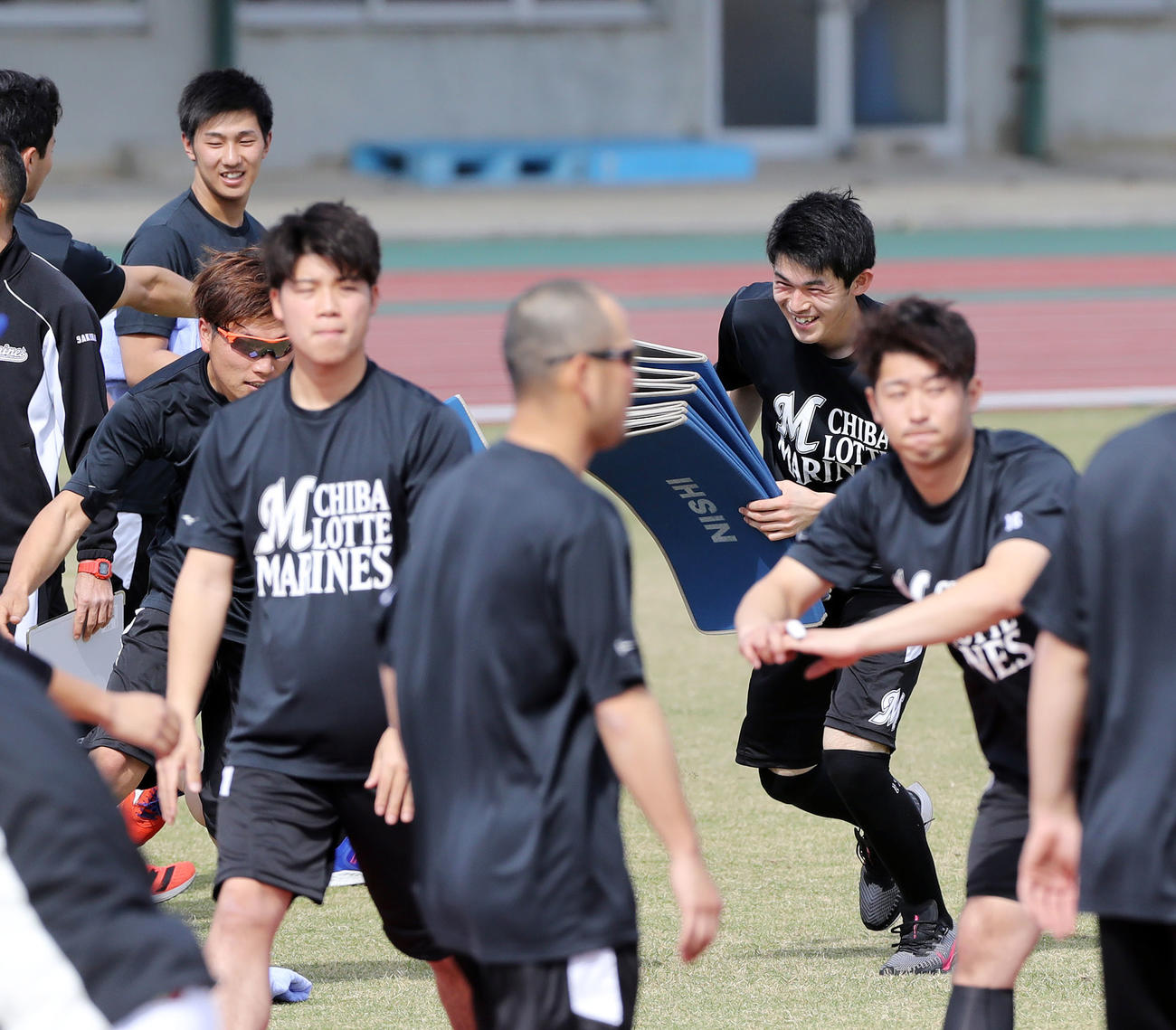 体幹を終えロッテ佐々木朗（右奥）はシートの片付けを名乗り出るも岩下（左）に逃げられる（撮影・垰建太）