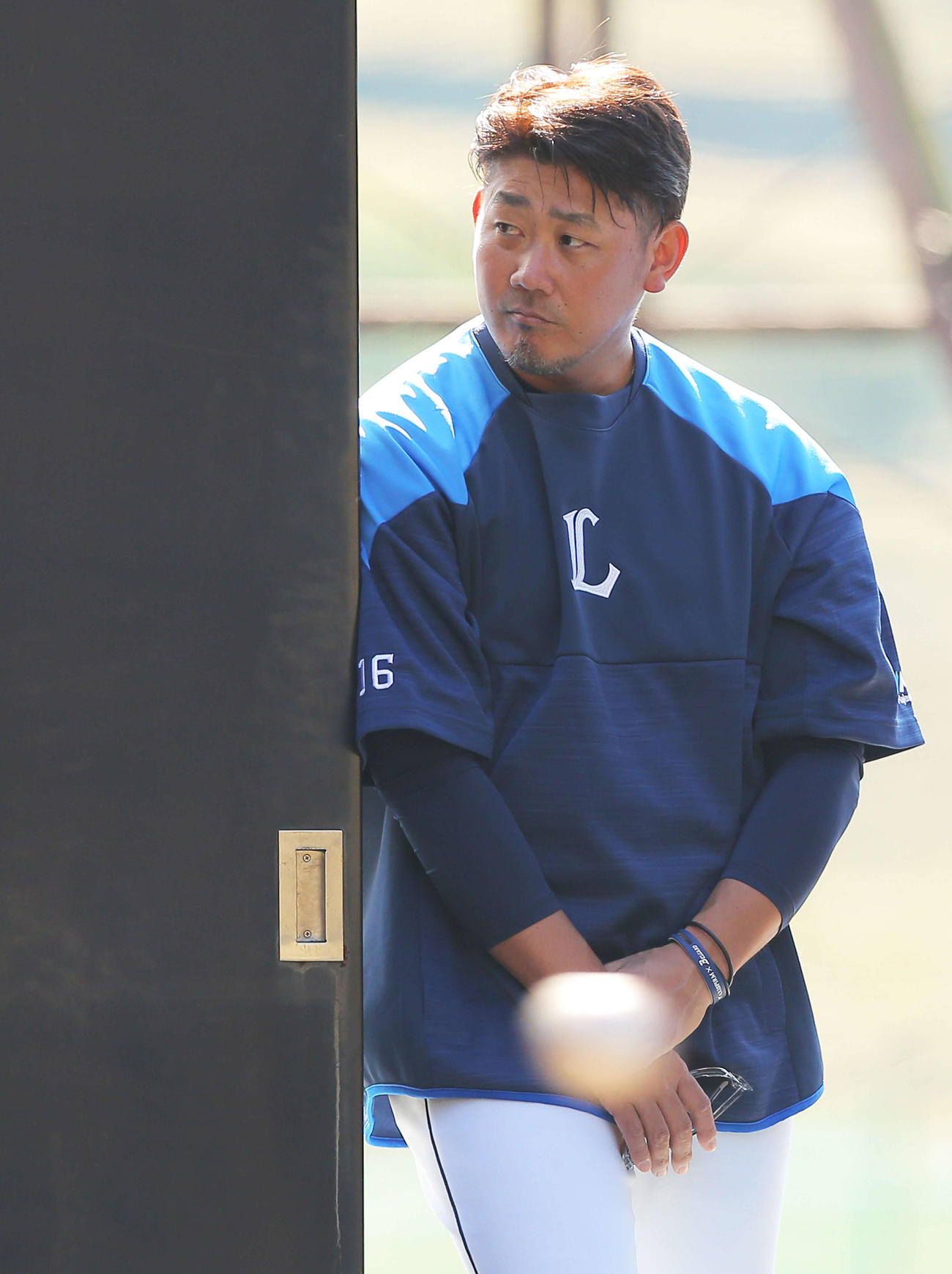 ブルペンで投げ込む投手陣を見つめる西武松坂（撮影・河田真司）