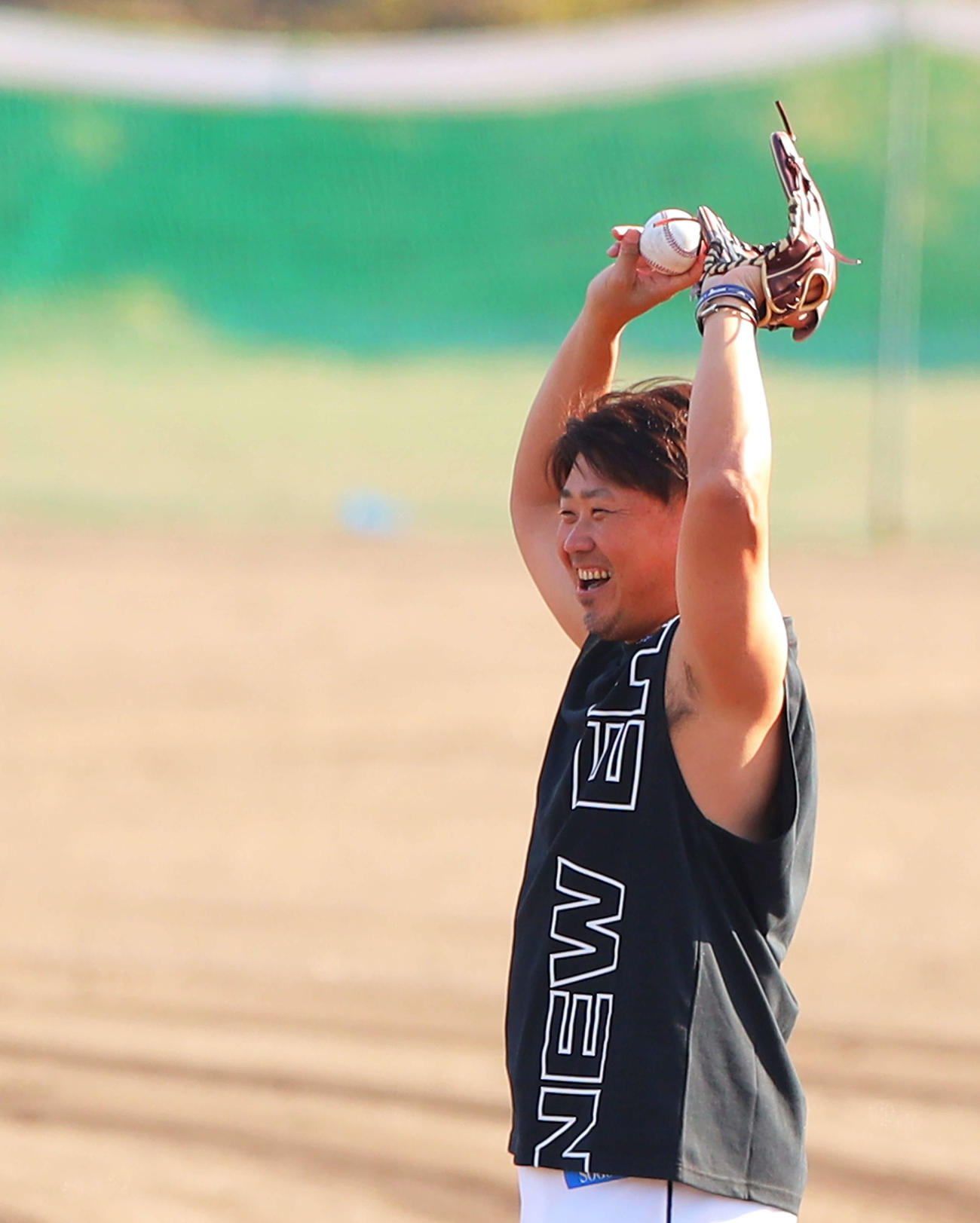 全体練習後に個別練習中に笑顔を見せる西武松坂（撮影・河田真司）