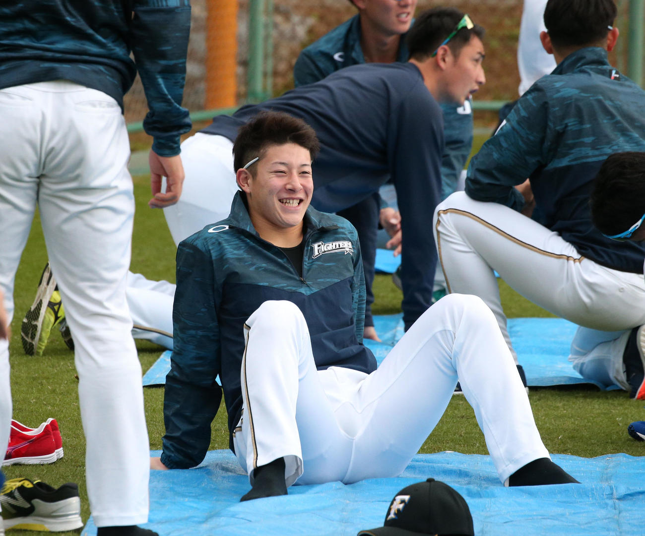 練習前、笑顔を見せる日本ハム吉田輝（撮影・黒川智章）