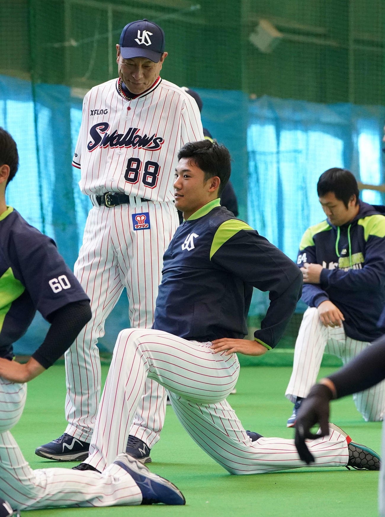 アップするヤクルト奥川（右手前）に声をかける池山2軍監督（撮影・鈴木みどり）