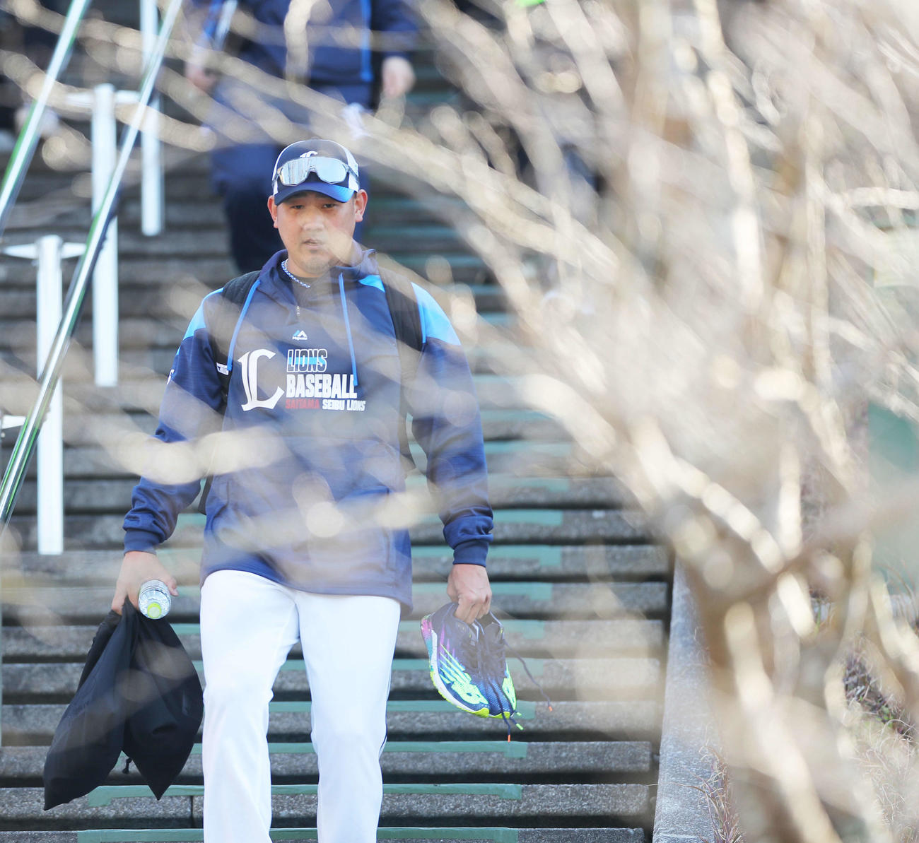 南郷キャンプ名物階段を使い移動する西武松坂（撮影・河田真司）