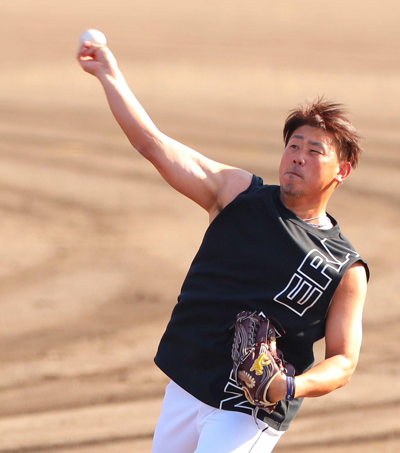 全体練習後に個別で投げ込む西武松坂（撮影・河田真司）