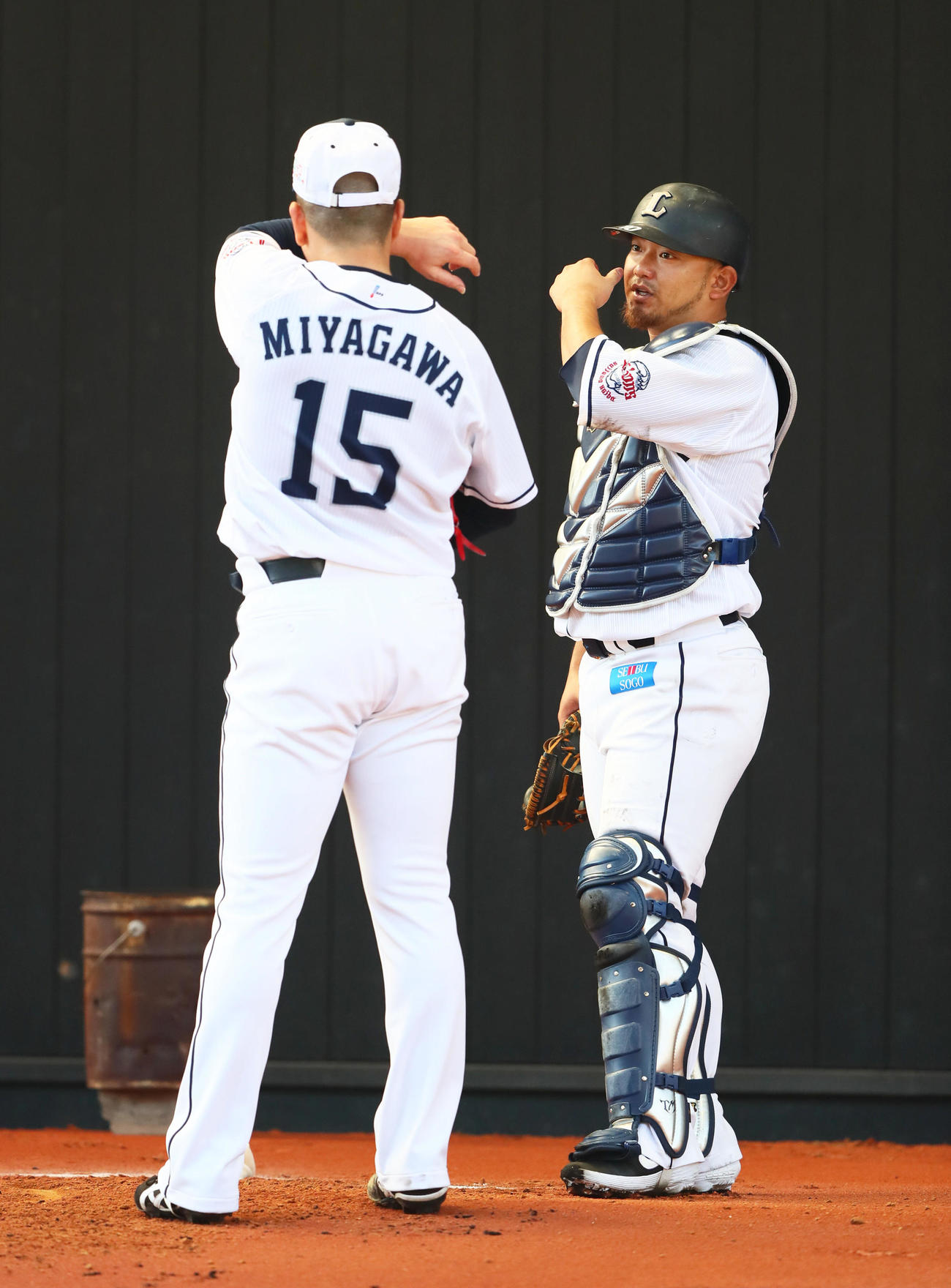ブルペン投球を終えた西武宮川（左）に声をかける森（撮影・足立雅史）