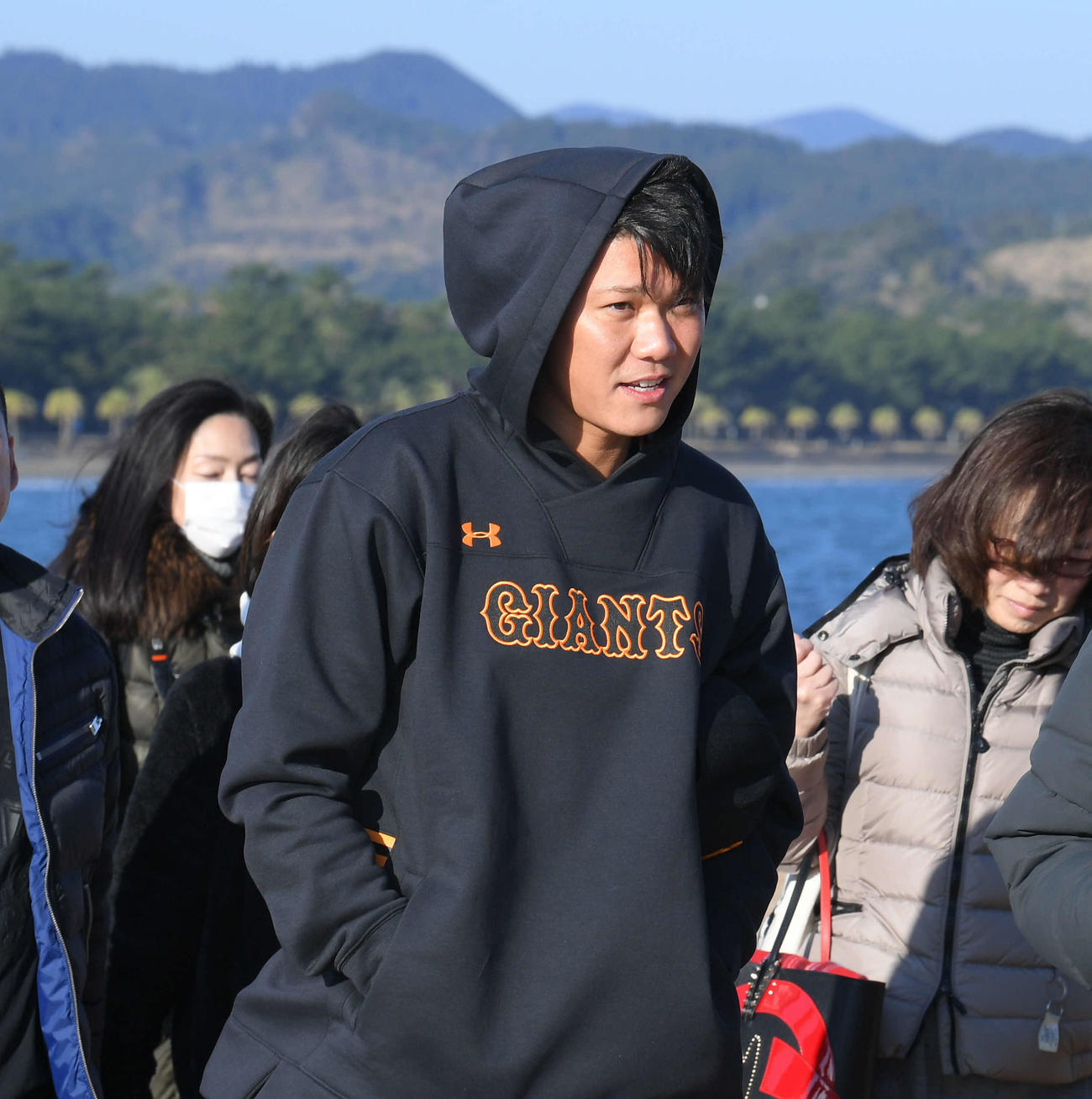 キャンプインを前に青島神社に参拝する巨人坂本（撮影・加藤諒）