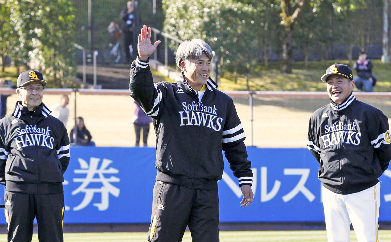 練習前の円陣で、トレーニングパンツに履き替えあいさつする城島球団会長付特別アドバイザー。左は王球団会長、右は工藤監督（撮影・菊川光一）