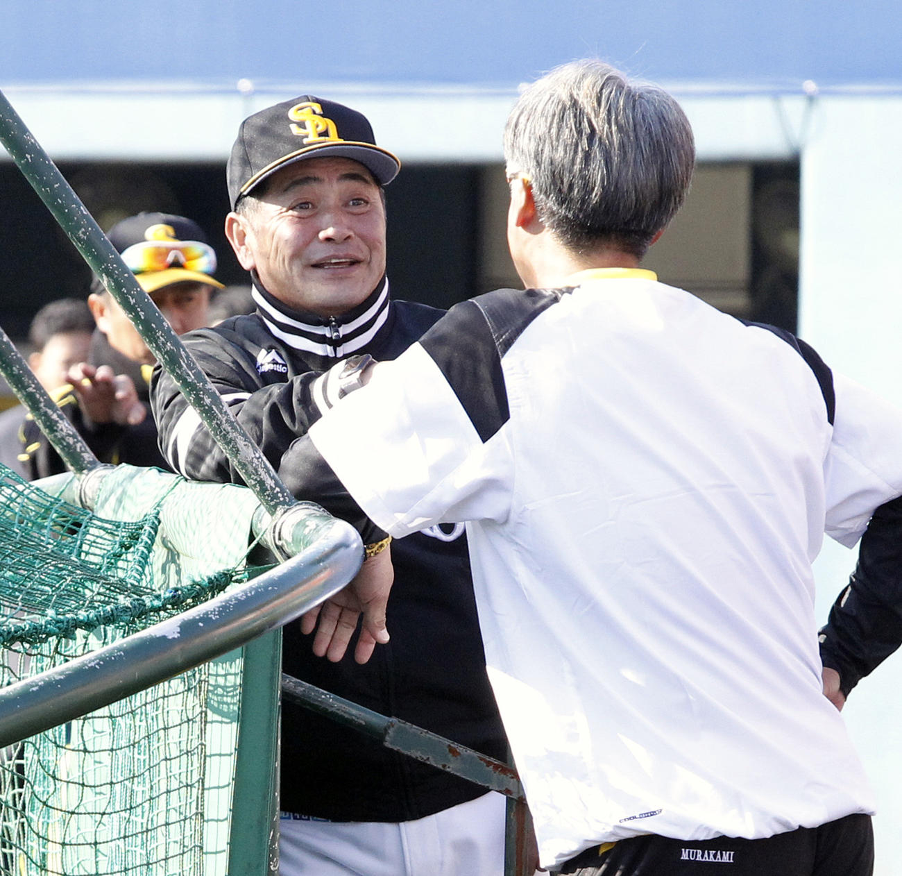 工藤公康監督（左）と話す城島健司球団会長付特別アドバイザー（撮影・菊川光一）