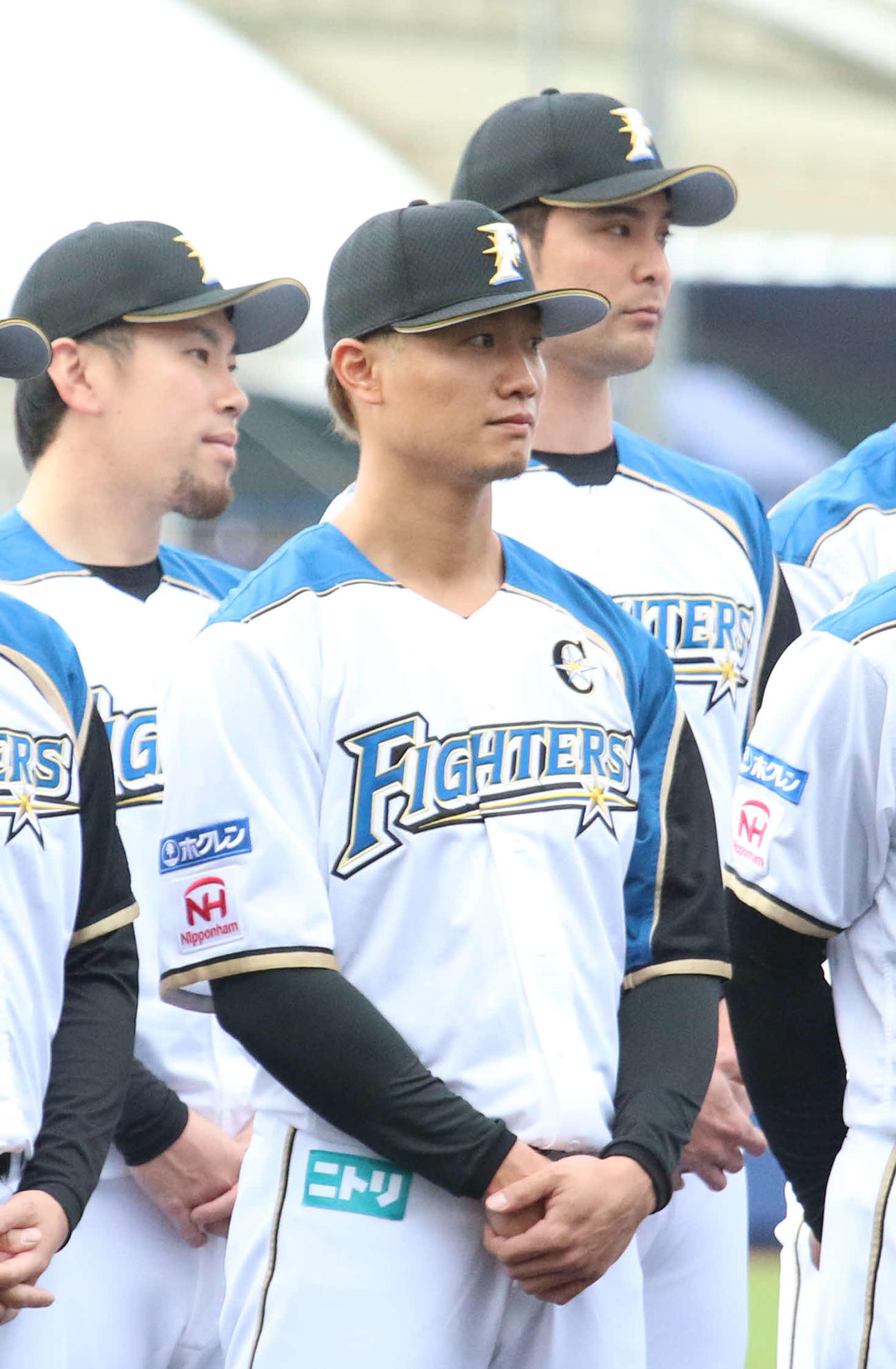 日本ハムの沖縄・名護キャンプ初日に新主将の西川が左胸にCマークが付いたユニホーム姿を披露（撮影・木下大輔）