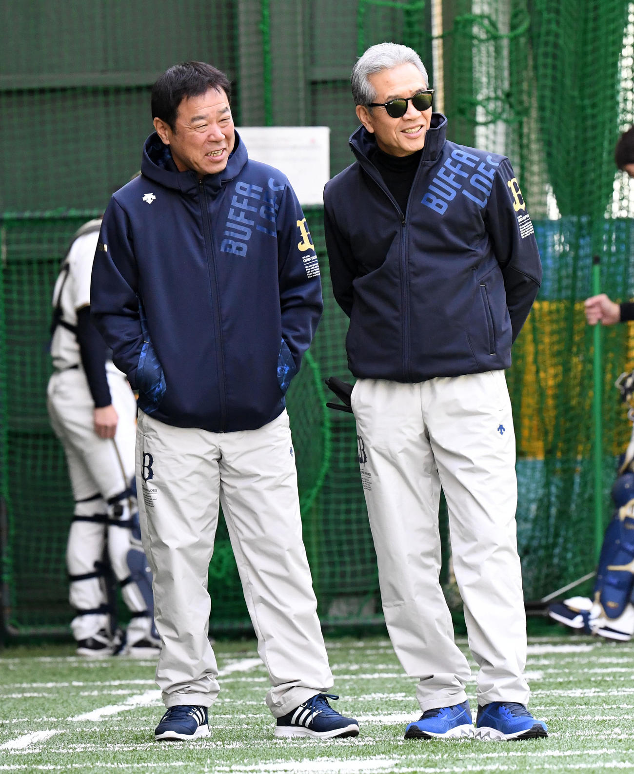 ブルペンで話す福良GM（左）と山田臨時コーチ（撮影・前岡正明）