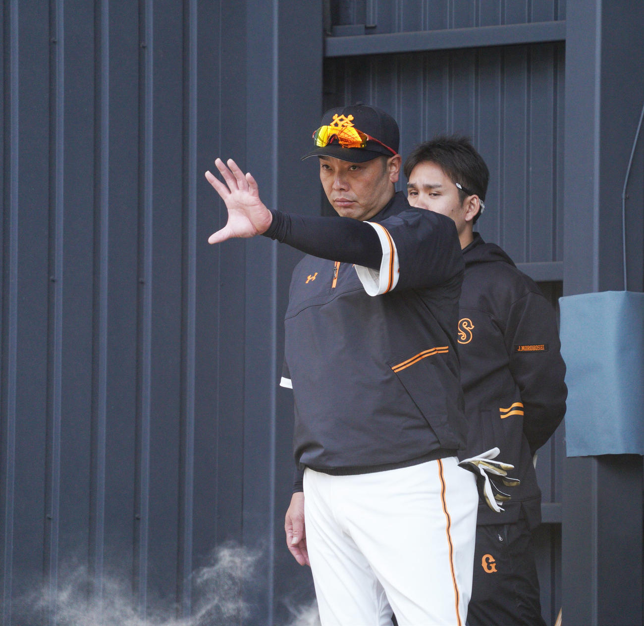 ブルペンで捕手陣にジェスチャーを見せる巨人阿部二軍監督（撮影・加藤諒）