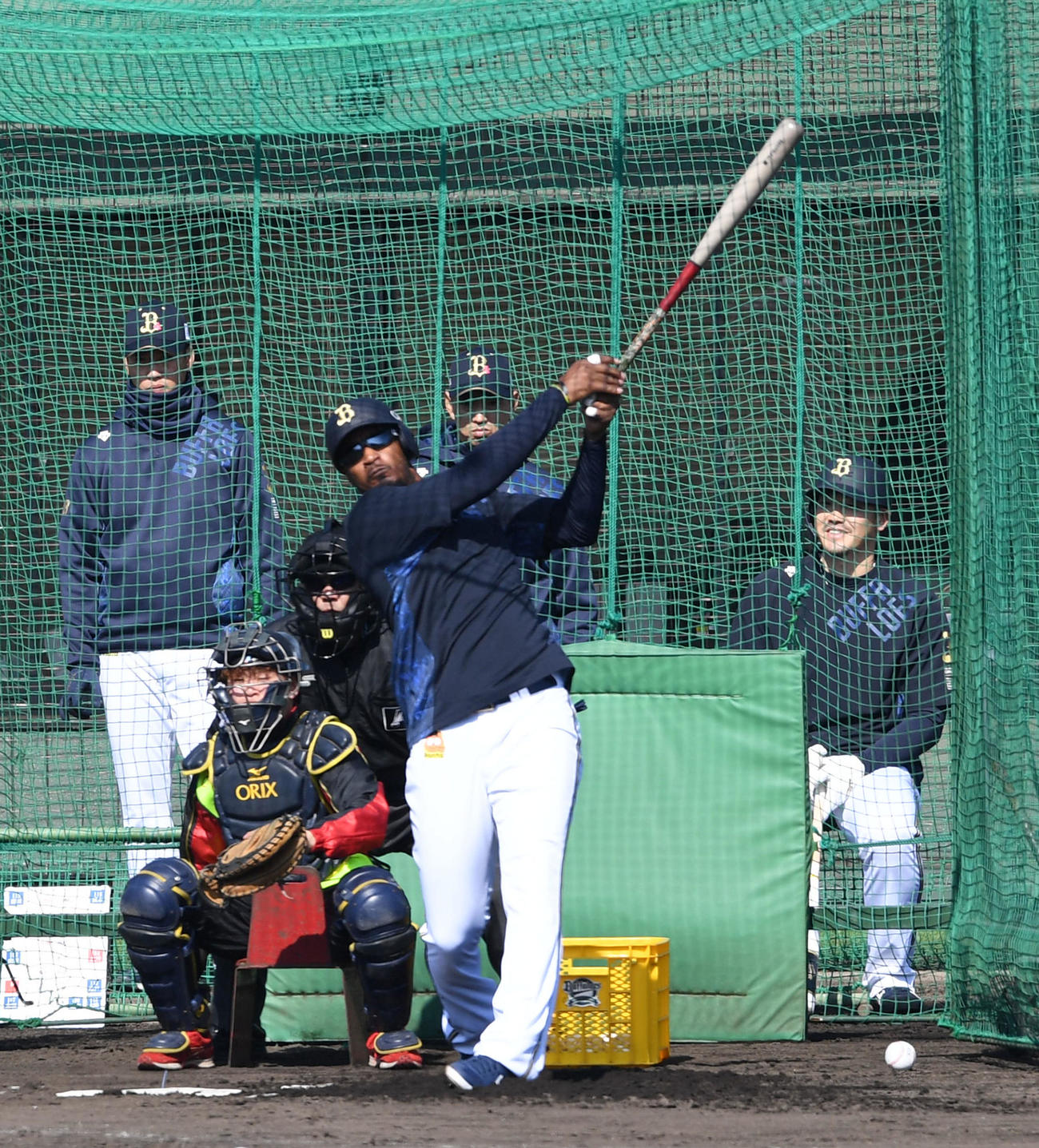 オリックス　T－岡田（右）が見守る中、打撃練習を行うジョーンズ（撮影・前岡正明）