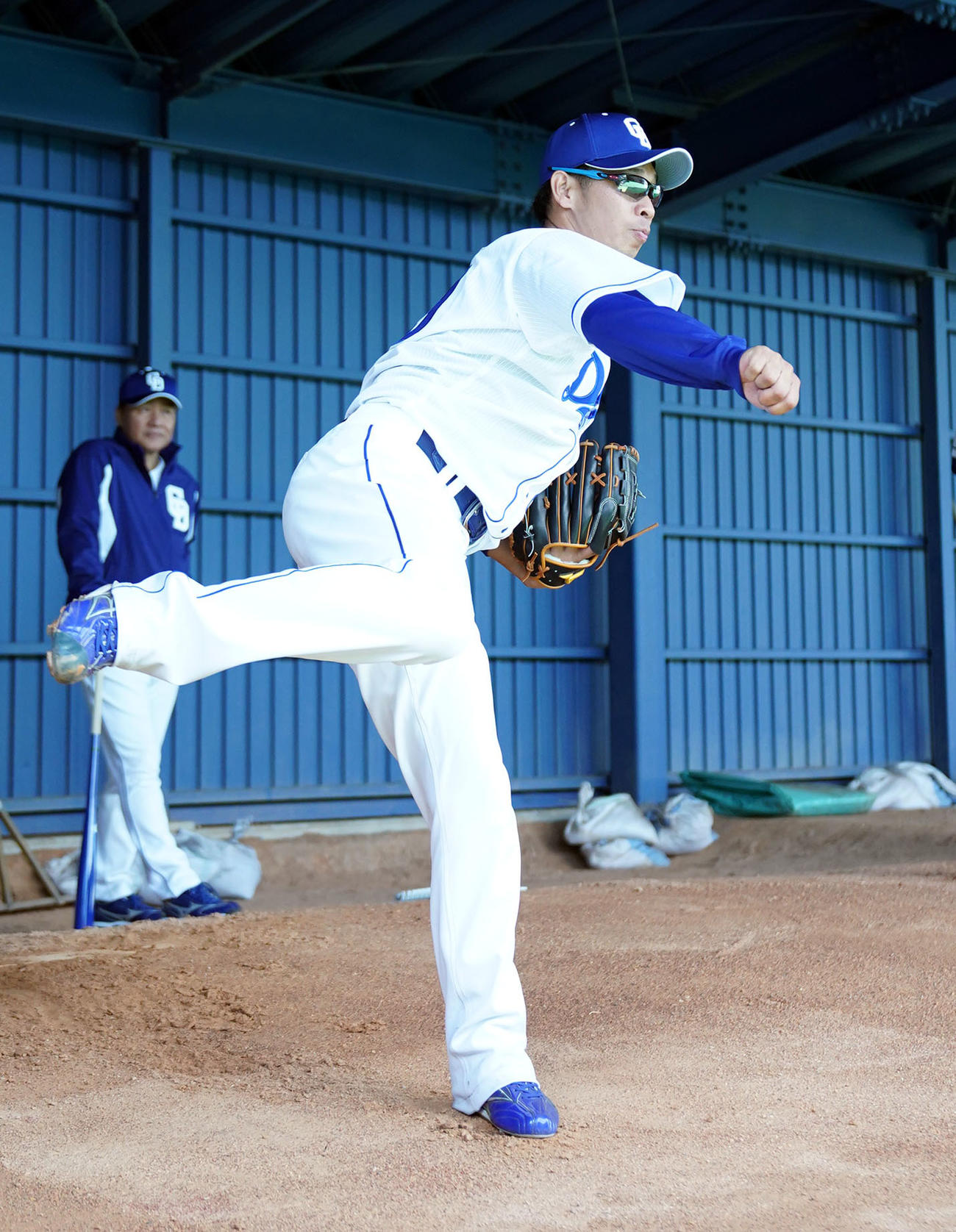ブルペンで投球練習をする山井大介（後方は与田剛監督）（撮影・森本幸一）
