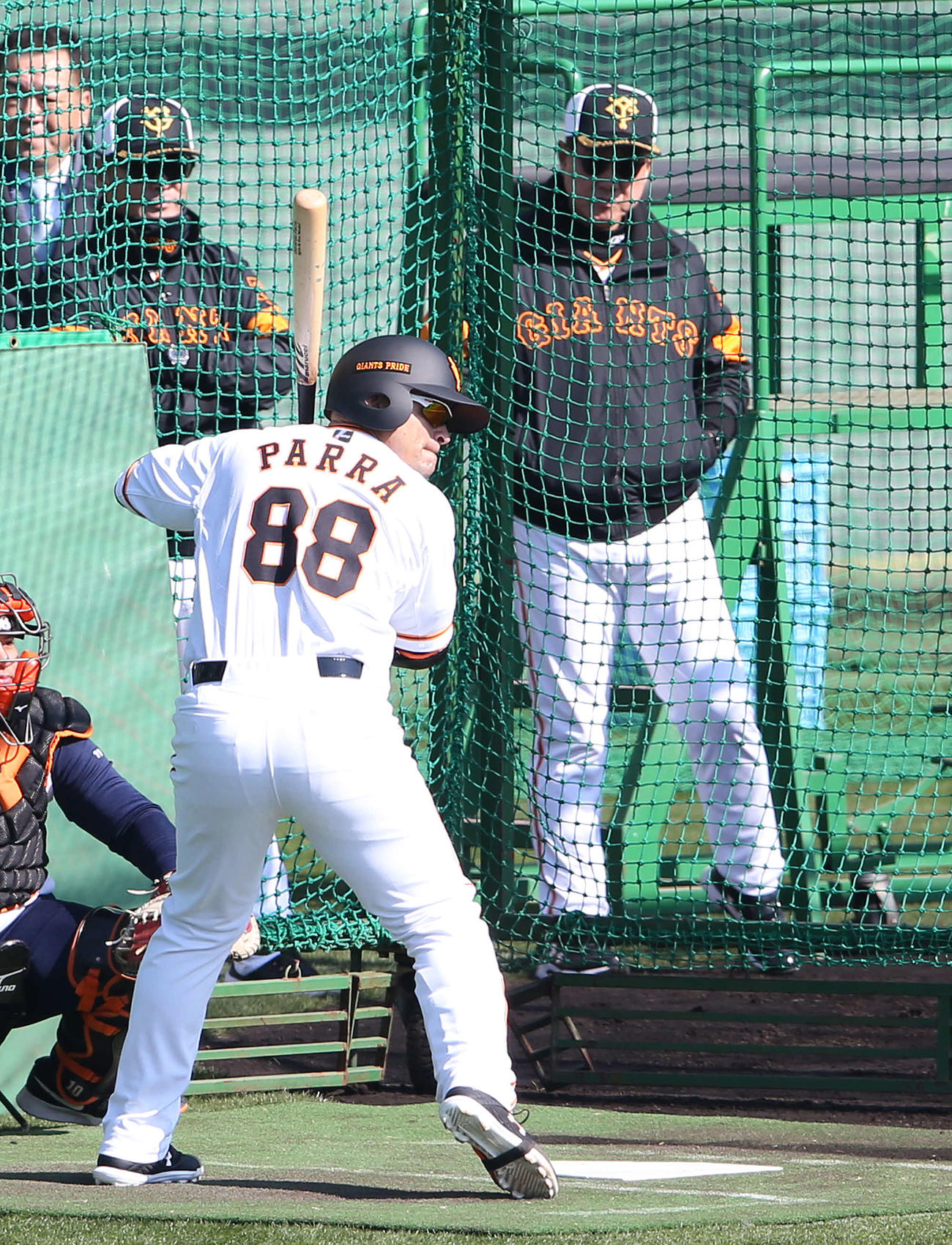 原監督（右後方）が見つめる中、ランチ特打を行った巨人パーラ（撮影・河野匠）