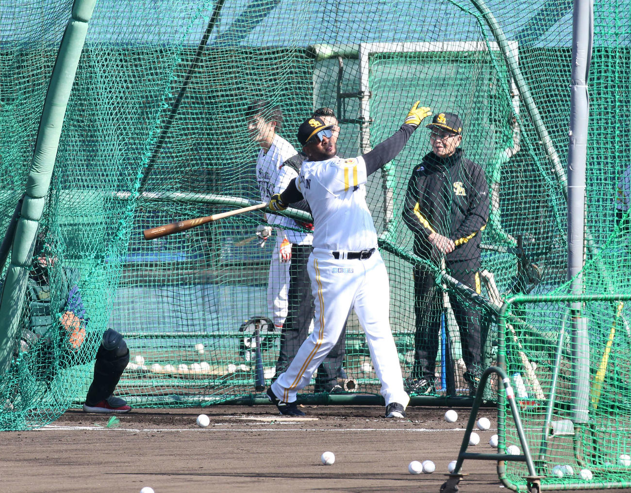 王球団会長（右）が見守る中、フリー打撃を行うバレンティン（撮影・菊川光一）
