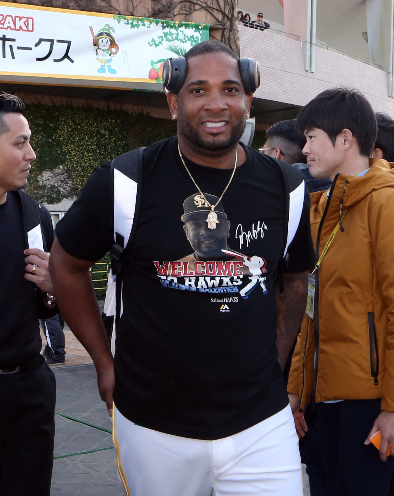 ウェルカムホークスとプリントされたTシャツを着て引き揚げるバレンティン（撮影・栗木一考）