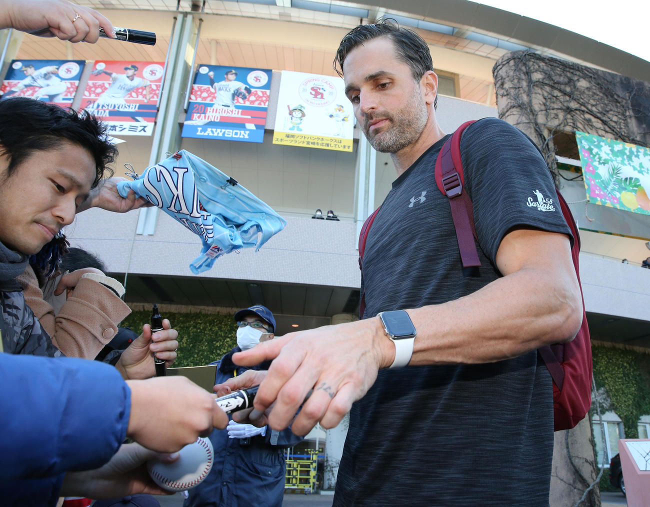 引きあげ前、ファンにサインするデニス・サファテ　（撮影・菊川光一）