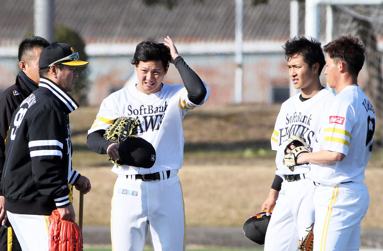 村松コーチ（左手前）の指導を受ける右から釜元、柳町、佐藤（撮影・栗木一考）