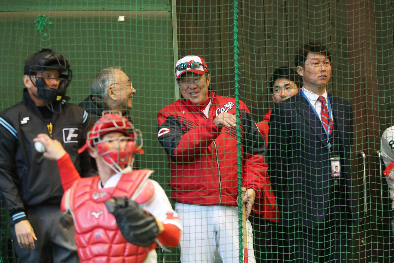 ブルペンで松田元オーナーと話をする佐々岡真司監督、右は新井貴浩氏（撮影・梅根麻紀）