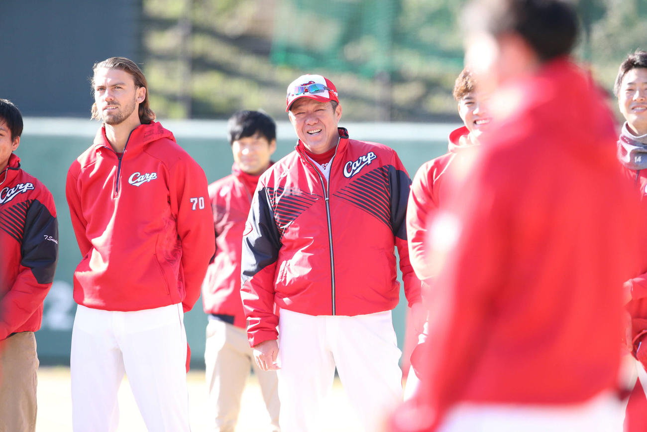 笑顔でキャンプ初日を迎えた佐々岡監督（撮影・梅根麻紀）