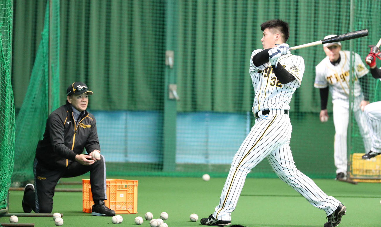 和田豊球団本部付テクニカルアドバイザー（左）から打撃指導を受ける井上広大（撮影・清水貴仁）