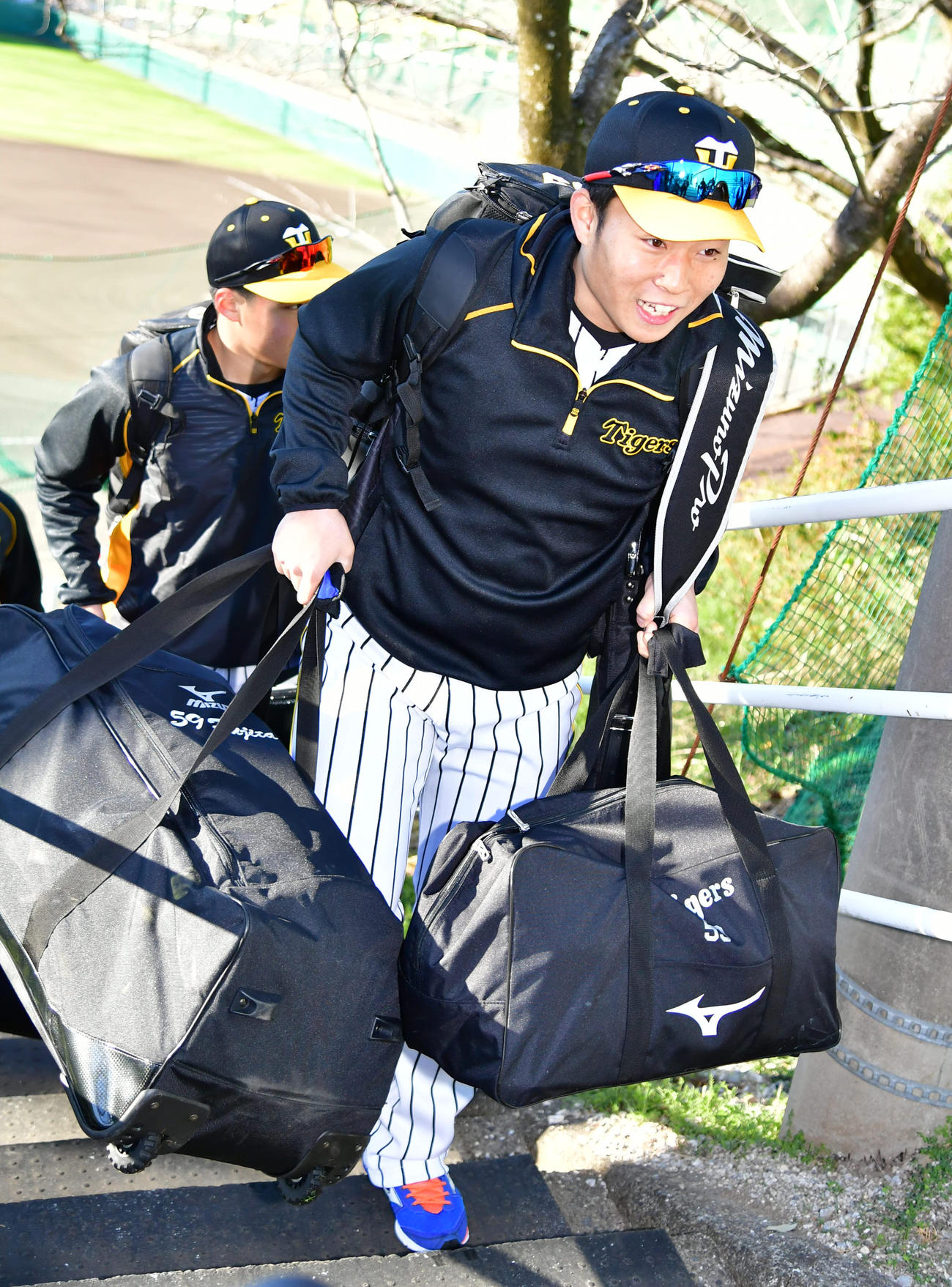 荷物を手にメイン球場へ向かう藤田健斗（撮影・清水貴仁）