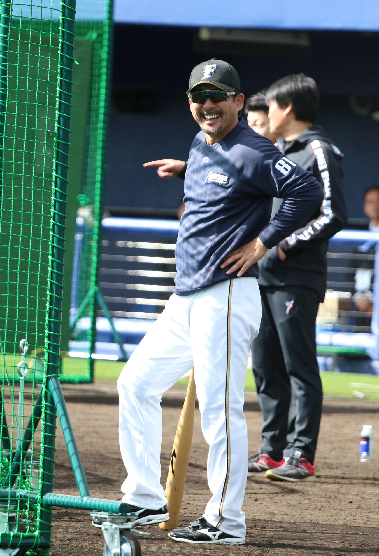 名護キャンプ初日から精力的に動き回った日本ハム小笠原ヘッド兼打撃コーチ（撮影・木下大輔）