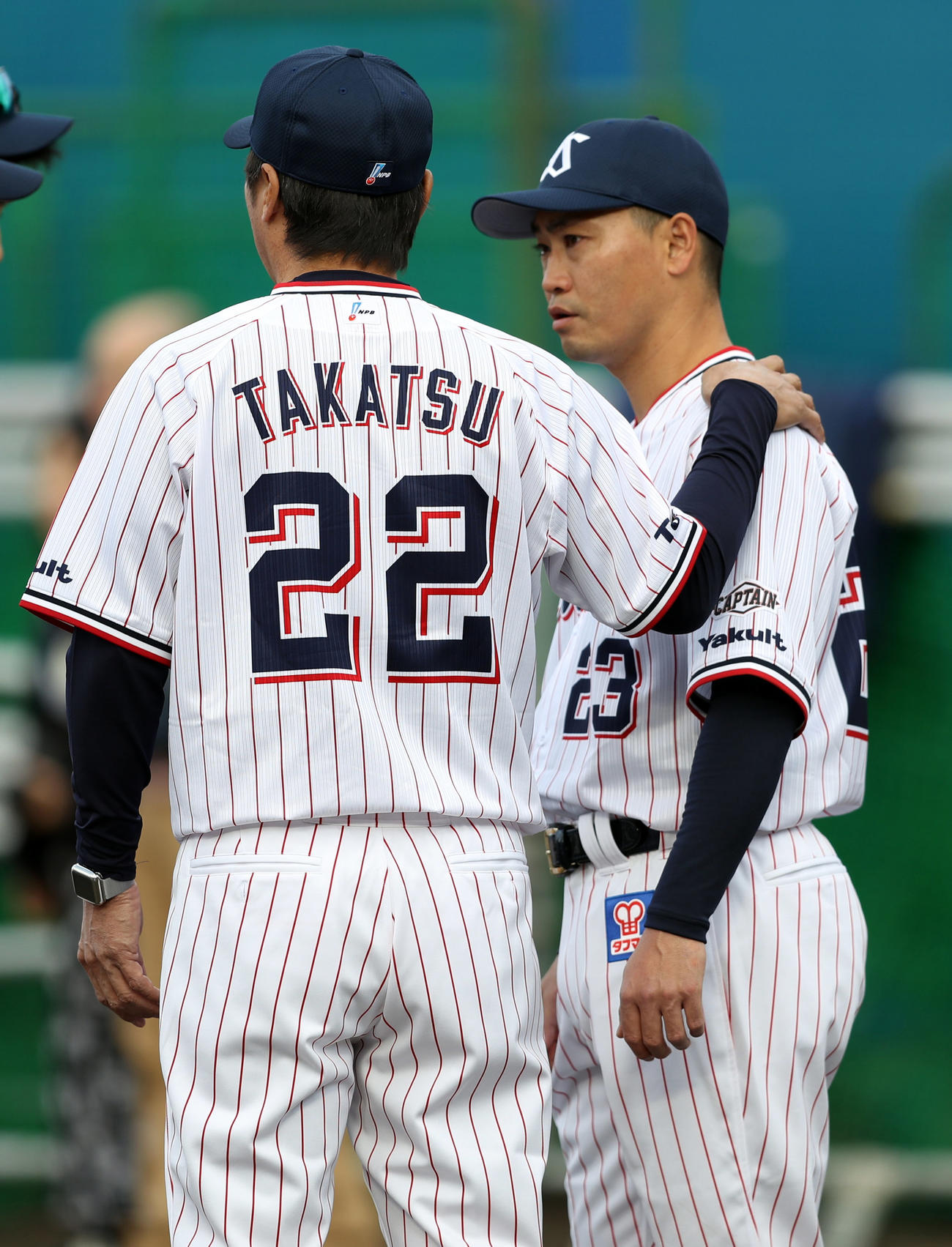 キャンプ歓迎式後、高津監督（左）から話かけられる青木（撮影・狩俣裕三）
