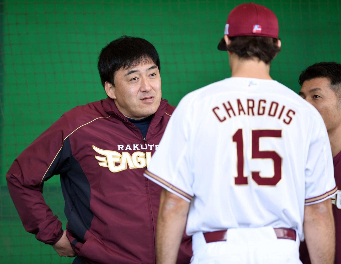 ブルペンの投球を終えた楽天シャギワ（手前）に話す石井GM（奥左）（撮影・滝沢徹郎）