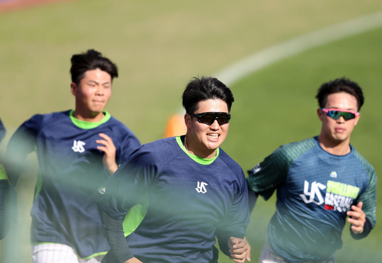 外野フェンス際をダッシュする村上（中央）らヤクルトの選手たち（撮影・狩俣裕三）