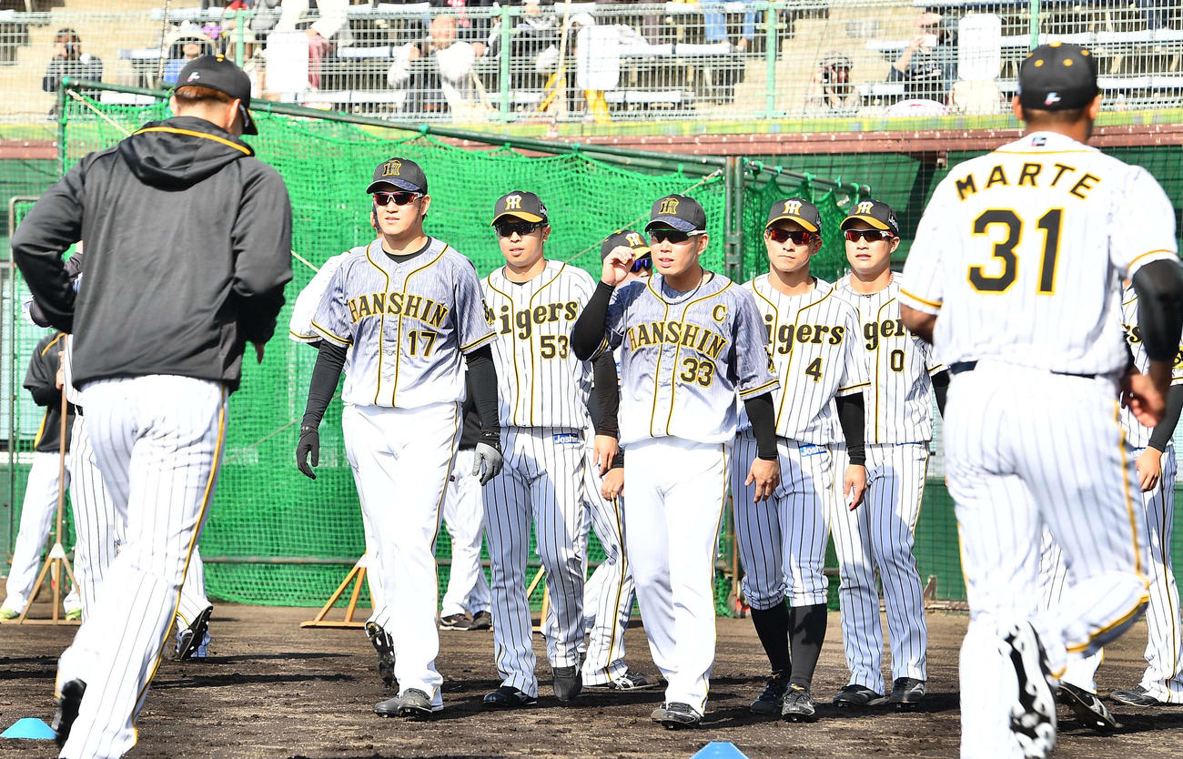 1日キャプテンを務めた岩貞（中央左）と糸原（同右）はビジターユニホームで練習を始める（撮影・上田博志）