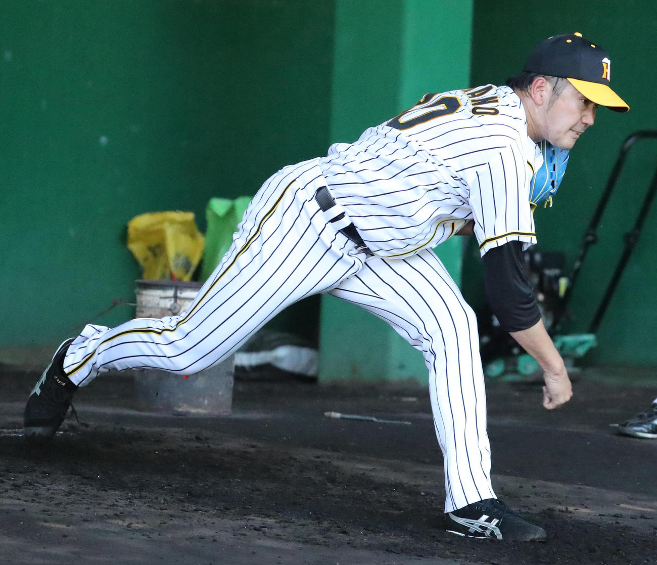ブルペンでの投球練習でキャンプ初日から100球を超える高野圭佑（撮影・清水貴仁）
