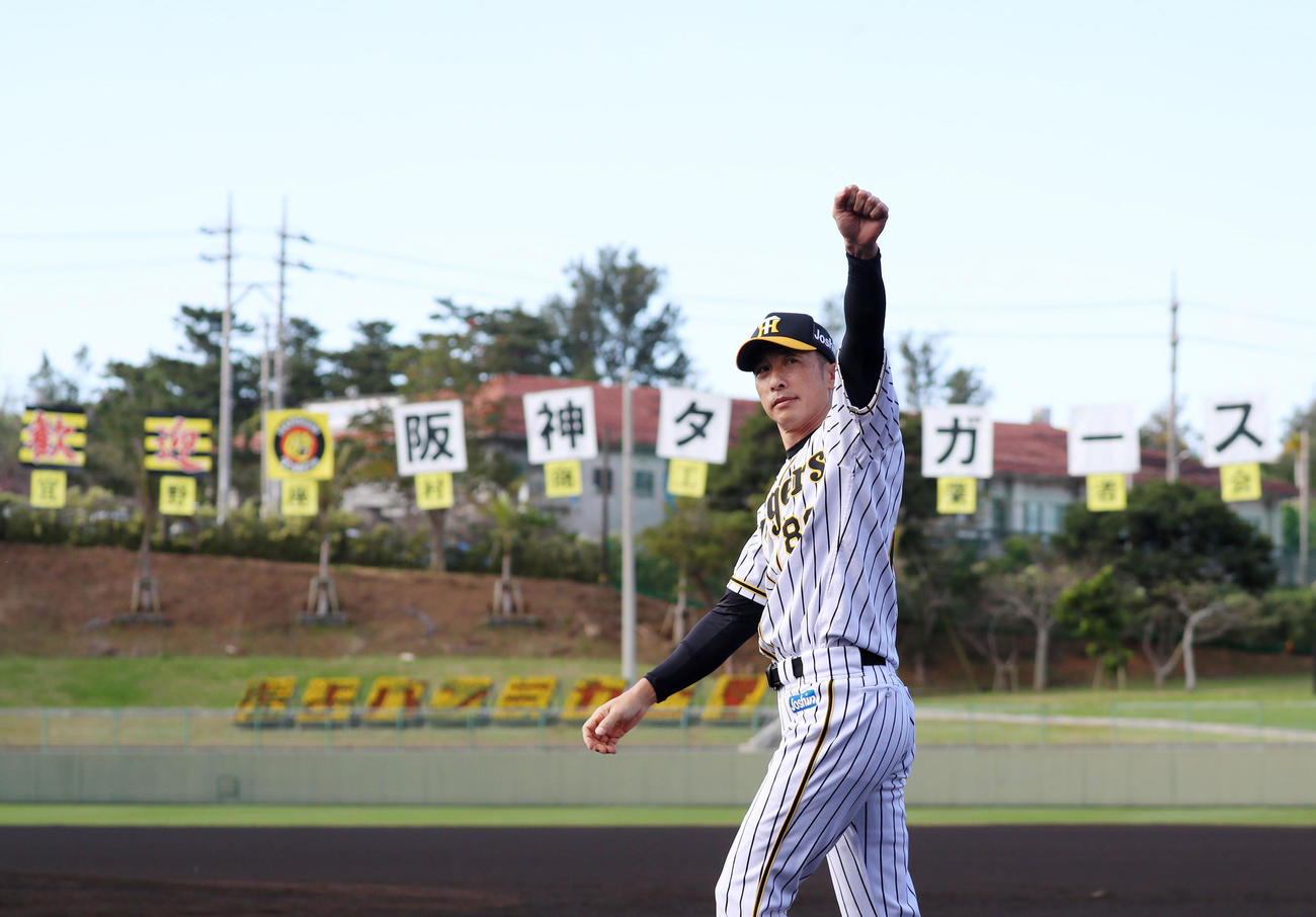 歓迎セレモニーを終えスタンドの声援にガッツポーズで応える矢野監督（撮影・加藤哉）