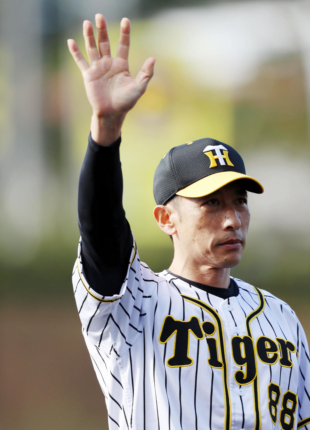 宜野座キャンプ歓迎セレモニーに出席した矢野監督はスタンドのファンにあいさつする（撮影・加藤哉）