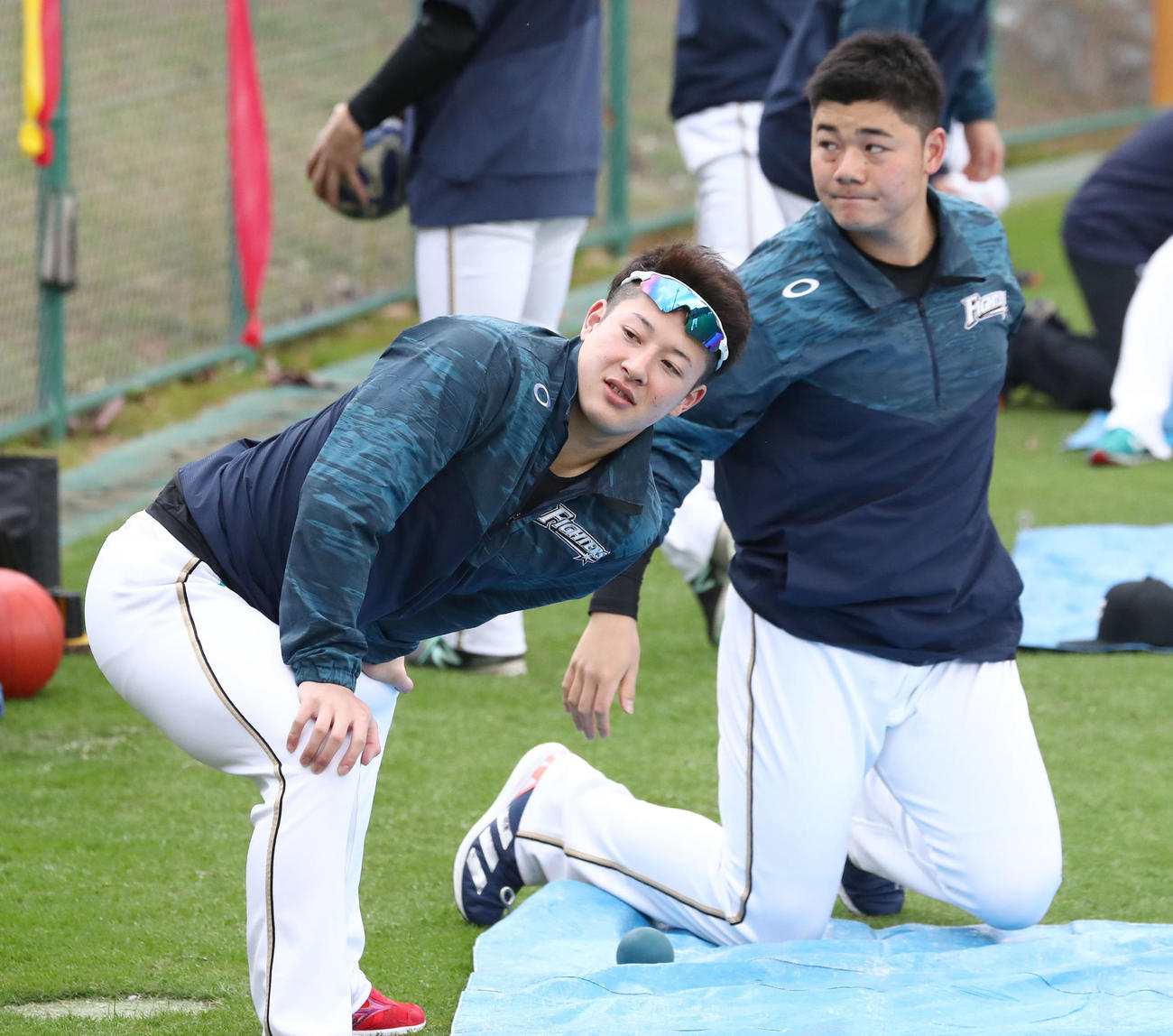 練習前にストレッチする日本ハム吉田輝（左）と清宮（撮影・黒川智章）
