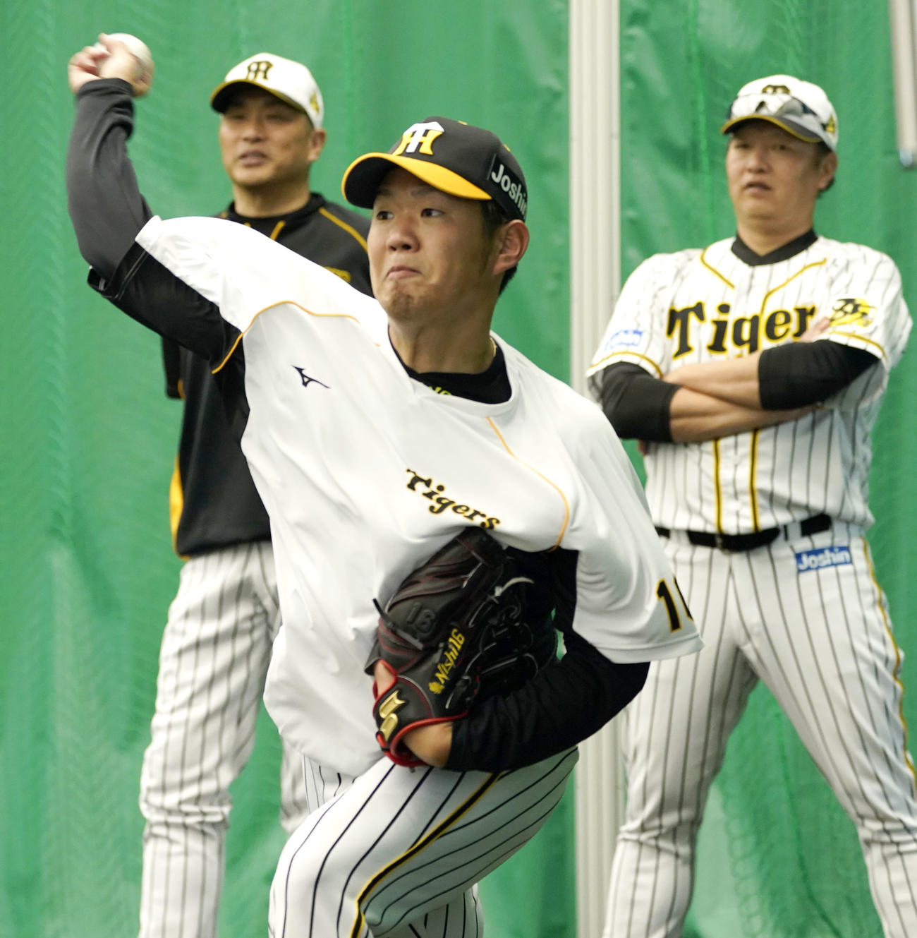 山本昌臨時コーチ（左）が見守る中、ブルペンで投球練習をする西勇（撮影・上山淳一）