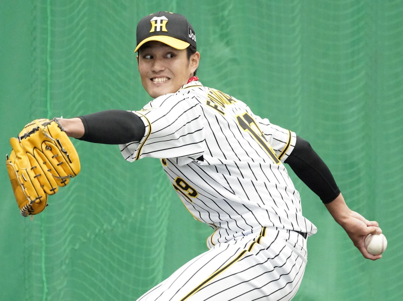 ブルペンで投球練習をする藤浪（撮影・上山淳一）