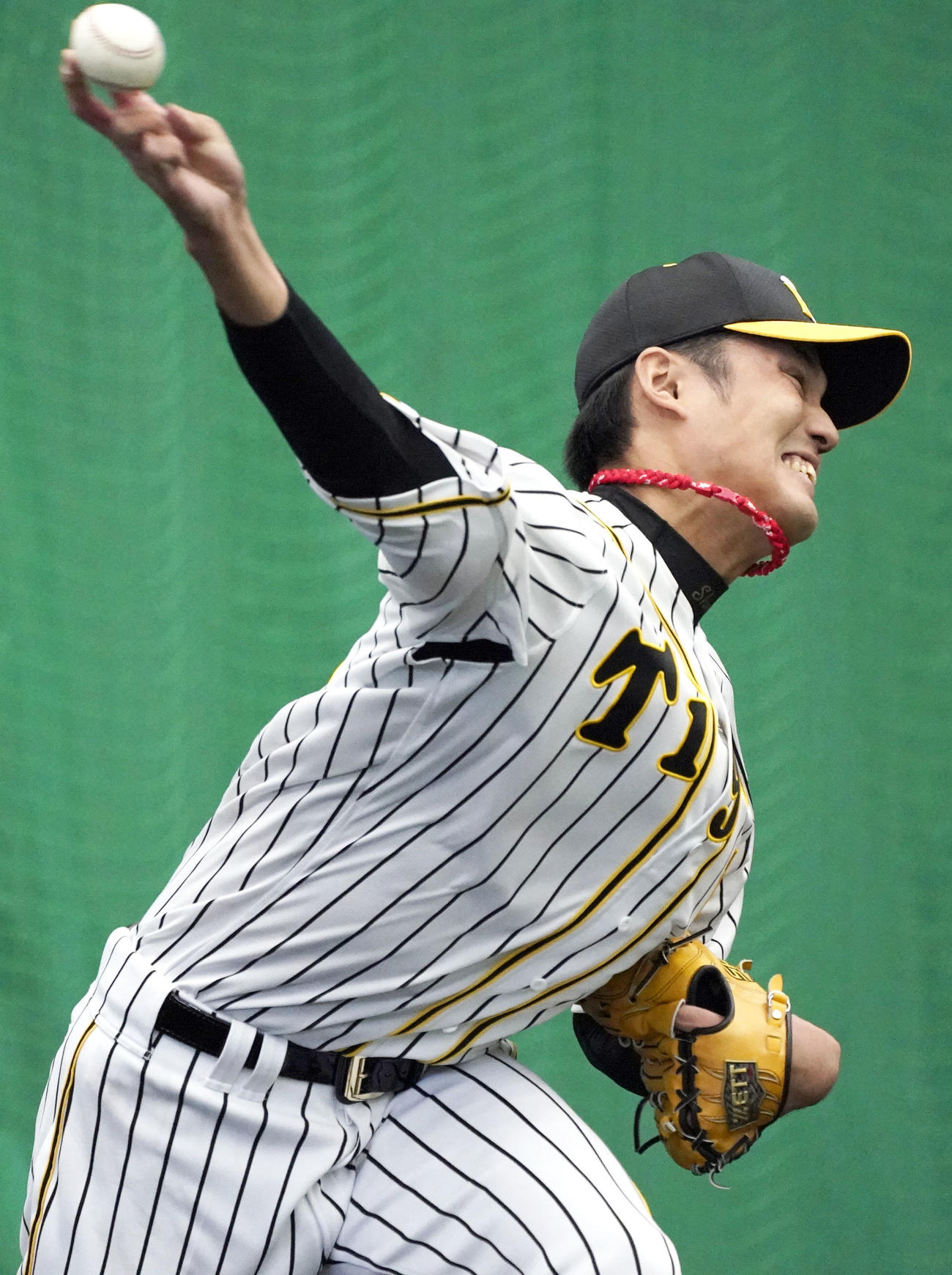 ブルペンで投球練習をする藤浪（撮影・上山淳一）