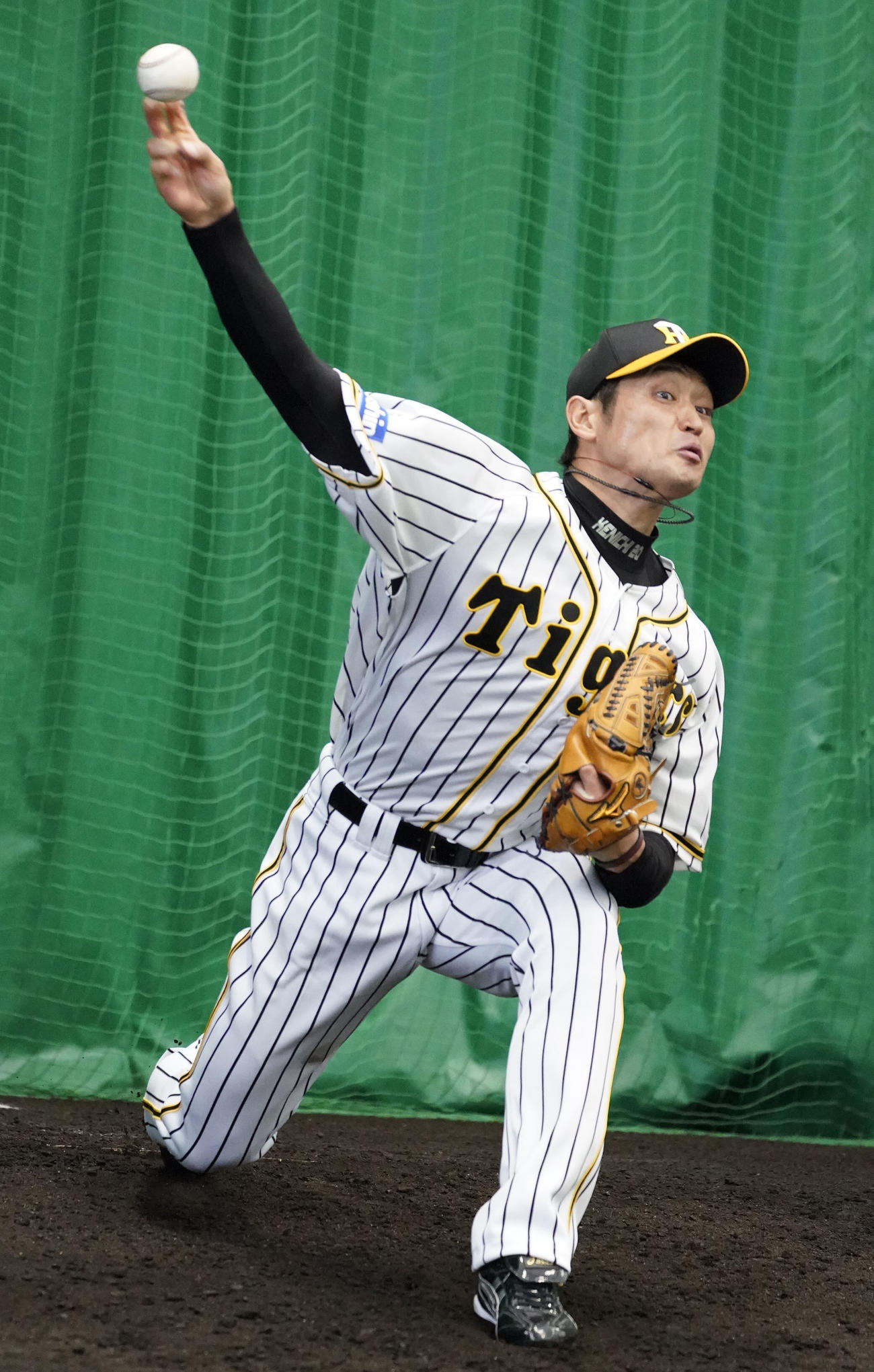 ブルペンで投球練習をする中田（撮影・上山淳一）