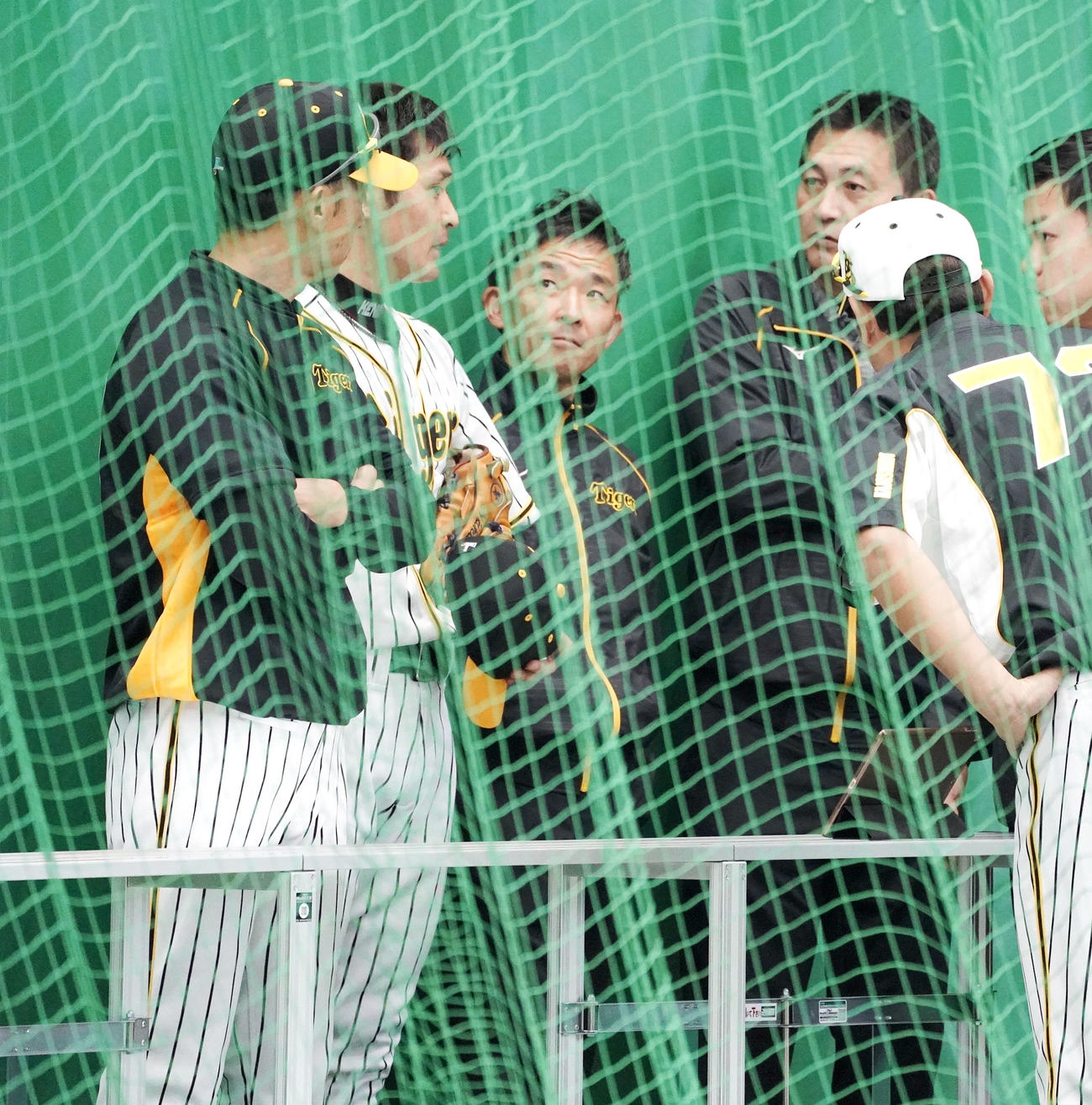 中田（左から2人目）はブルペンで投球後、矢野監督（左端）らと話す（撮影・上山淳一）