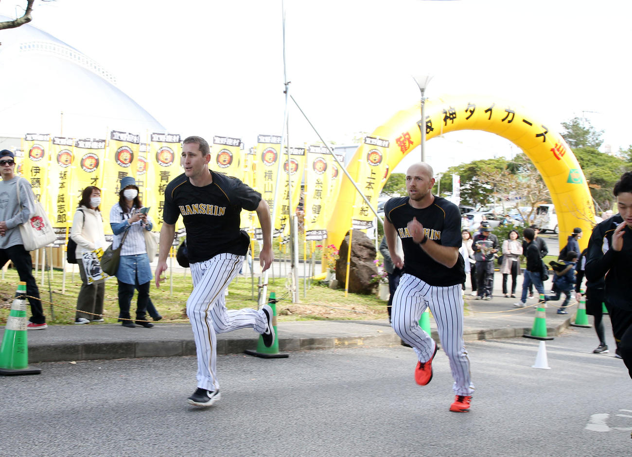 坂道でダッシュするガンケル（左）とエドワーズ（撮影・加藤哉）